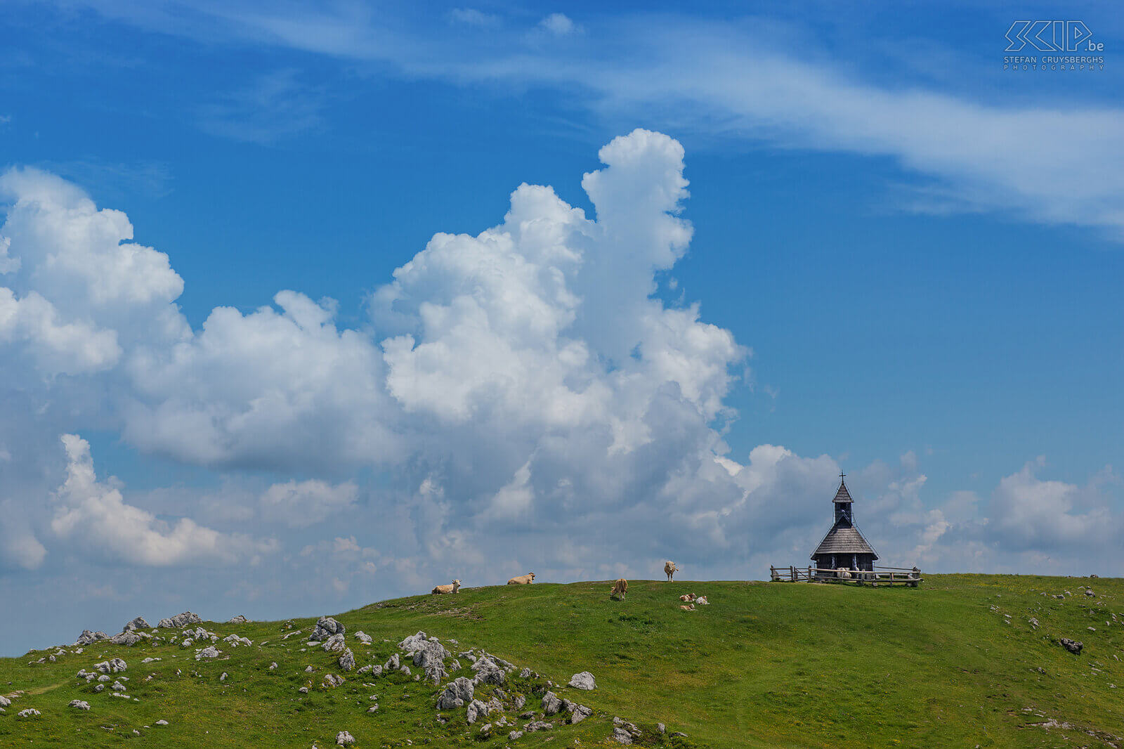 Velika Planina - Kapel Boven het herdersdorp van Velika Planina staat de houten Maria ter Sneeuw kapel.  Stefan Cruysberghs